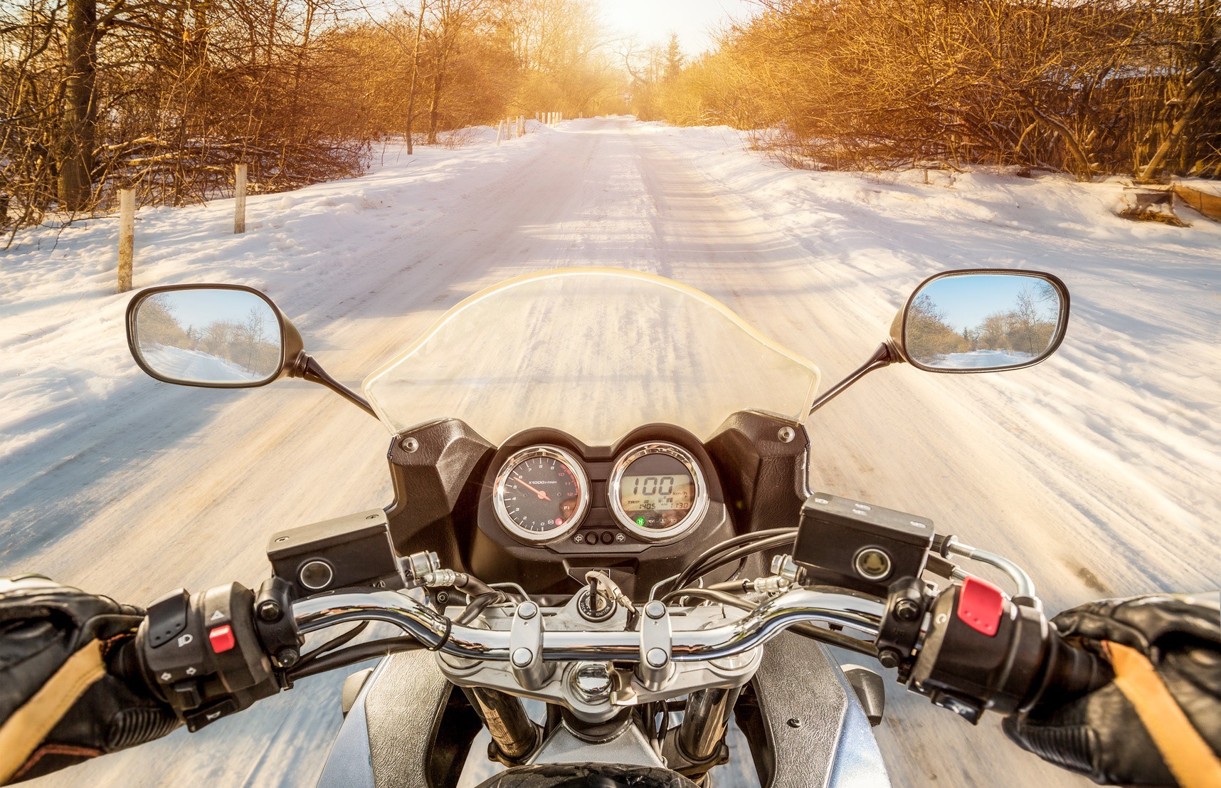 Królowa śniegu coraz bliżej... Jak zabezpieczyć motocykl przed zimą?