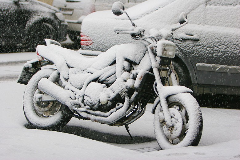 Królowa śniegu coraz bliżej... Jak zabezpieczyć motocykl przed zimą?